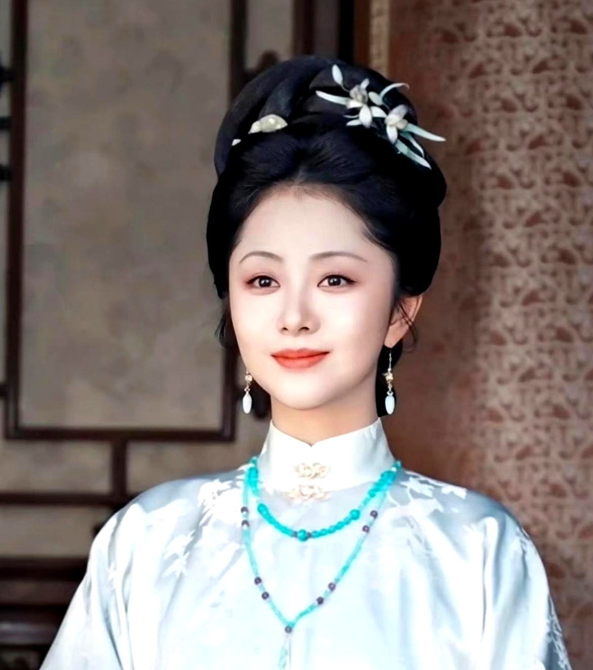 36岁的谭松韵到现在还没成家，外面总传是女明星眼光太高，其实原因接地气得让人心酸，纯粹是社交圈子太窄，平时根本接触不到几个异性
 

之前在综艺里当场托何炅帮忙物色对象，一年到头泡在剧组连轴转，身边除了熟脸演员就是摄像导演，低头不见抬头见，早没了火花。就算偶尔碰上一两个，也完全看不对眼，连心动的缝隙
