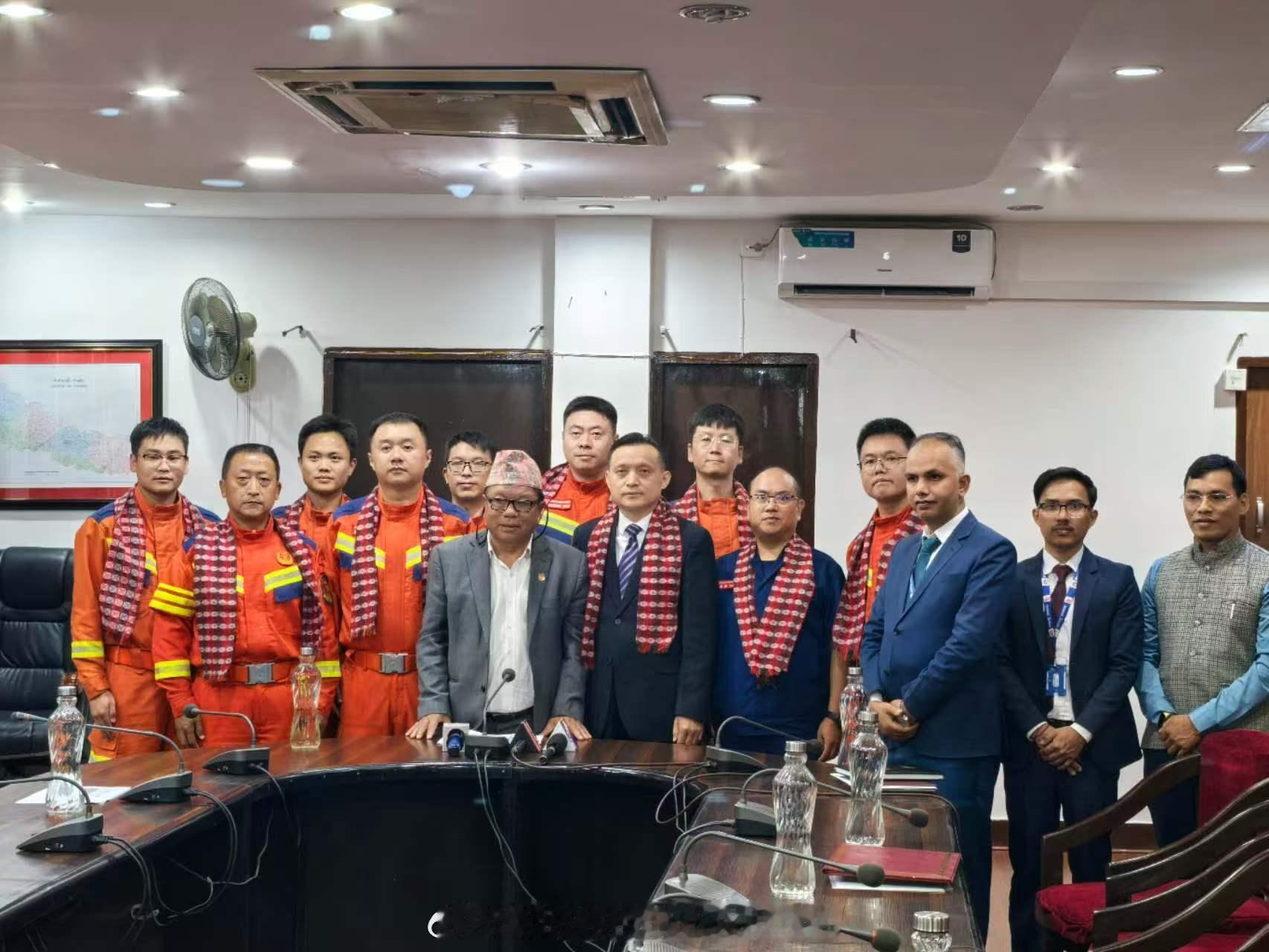 【尼泊尔政府高度肯定中国隧道救援专家工作】尼泊尔科学、技术和创新部部长马哈比尔·普恩18日在首都加德满都表示，尼泊尔政府高度肯定中国隧道救援专家的工作。

普恩当天会见中国驻尼泊尔大使张茂明和中国隧道救援专家时表示，感谢中国政府和人民为尼泊尔应对严重泥石流灾害提供鼎力支持和无私帮助， ​