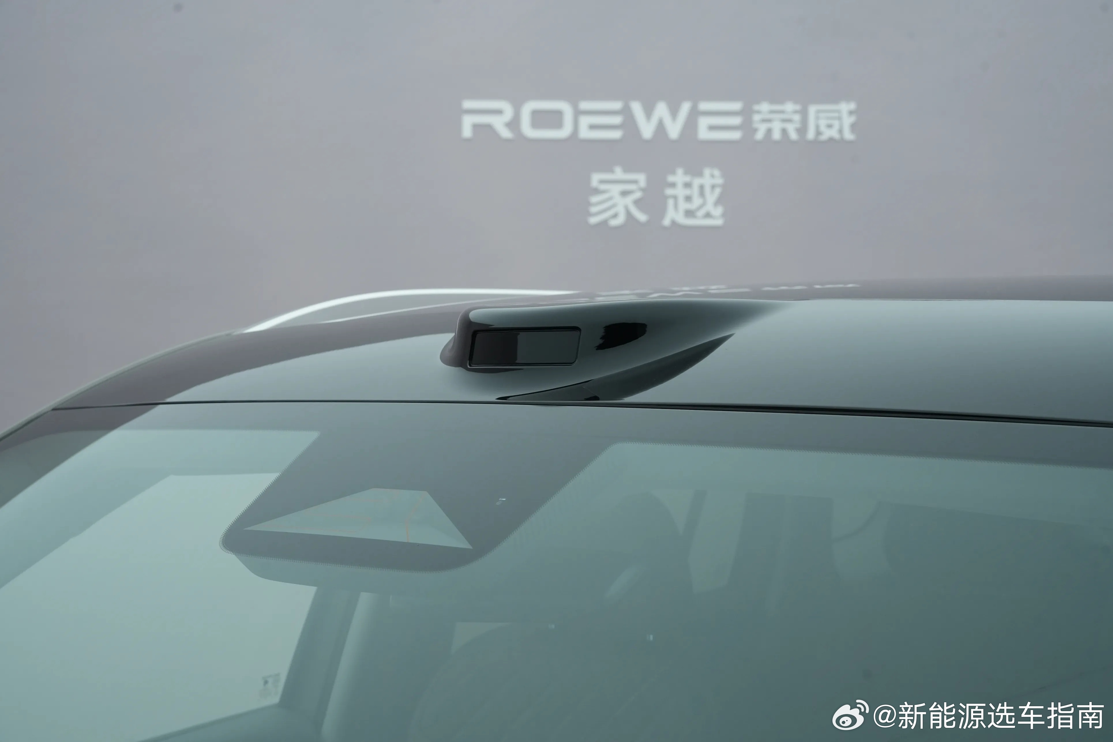 支付宝在电梯里放AI短剧这事儿，最近挺热闹。头部短剧演员都坐不住了，在线喊话求本子、求加时长，评论区清一色“真人肯定比AI演得好”。说实话，AI替代真人演戏，短期内确实有点悬，但AI这东西嘛，关键看用在什么地方。搁电梯里放个小短剧是创意，要是用在汽车上，那可就不是“看着玩玩”的事了。
今 ​