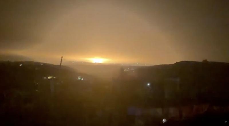 据卡塔尔半岛电视台当地时间7日报道，经该媒体核实的一段视频画面显示，以色列对黎巴嫩南部奈拜提耶地区迪尔扎赫拉尼镇发动空袭。
报道称，这段视频记录了袭击发生的瞬间。画面显示，遇袭地点燃起大火、浓烟滚滚。
报道提到，另一段由黎巴嫩真主党旗下灯塔电视台发布的视频显示，数十辆汽车沿着一条公 ​