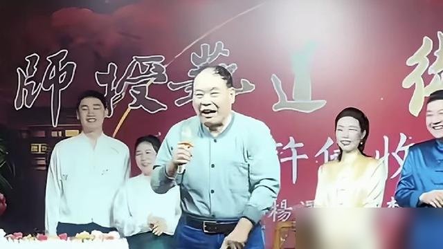 赵伟洲这人，嘴是真损，辈分也是真硬。他爹赵心敏，师父苏文茂，往那一站，圈里人先矮三分。当年跟刘俊杰搭伙，台上专挑对方软肋下刀，刘俊杰还得笑着接，接住了叫“抬举”，接不住叫“没眼力见”。2025年杨少华走，满网悼念，赵伟洲一个字没发。有人翻旧账，说俩人早年合作掰了。可你细品，相声门里的规矩，不吭声有时