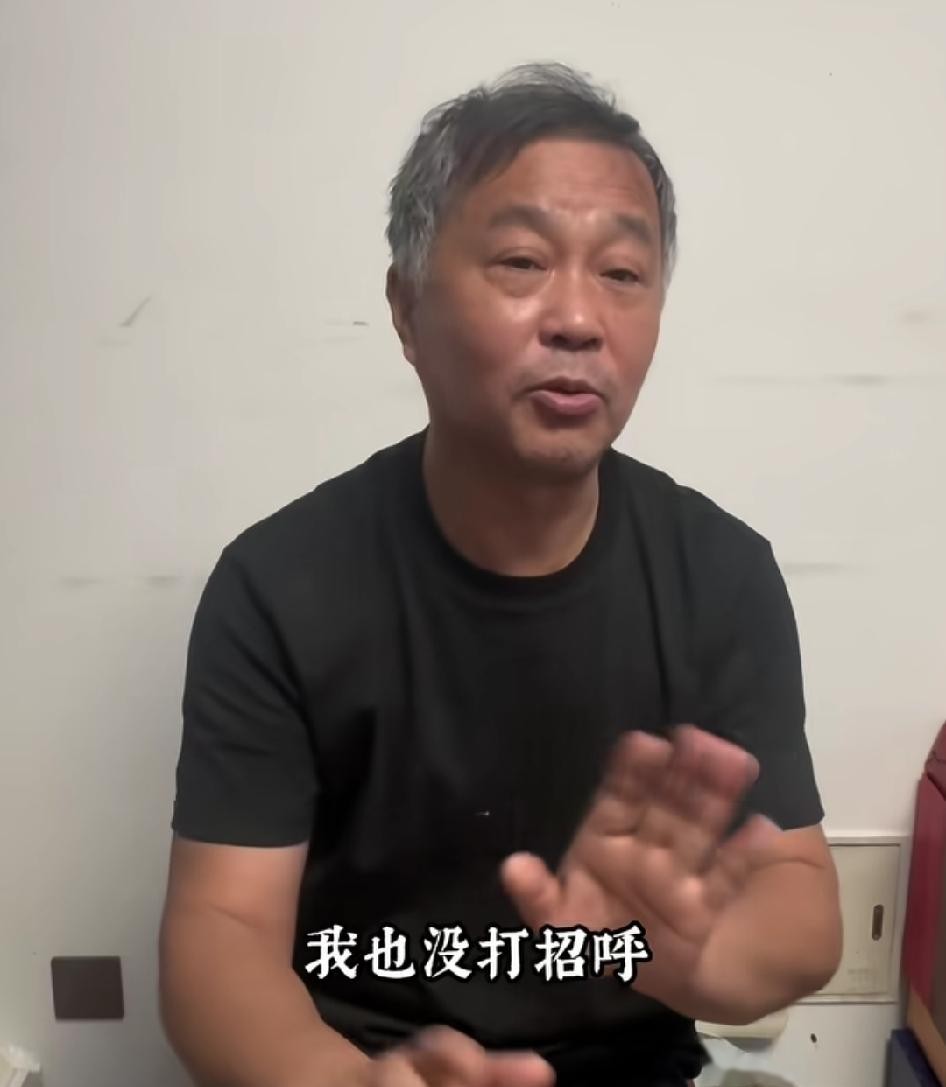 “流浪大师”沈巍谈多次偶遇上海名嘴曹可凡的经历，虽过去多年却历历在目，沈巍表示当时他和曹可凡近在咫尺，而他并没有跟曹可凡去打招呼，一次都没有。在沈巍看来自己不是领导，也非名人，不需要高攀。
这确实是沈巍的性格，看淡世俗，淡泊名利，不阿谀奉承。不过尽管如此，沈巍谈起曹可凡的主持风格还是十分欣赏的，他称