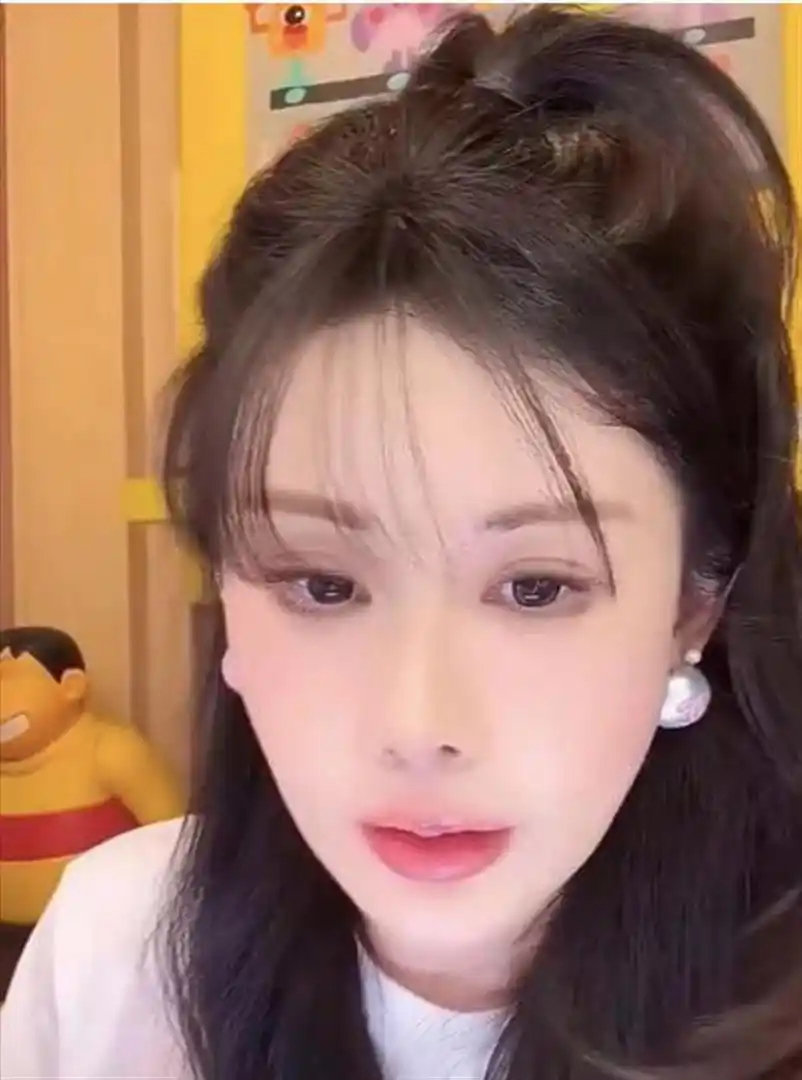 韦雪女儿上大学，陈平亲自陪同，满头银发引人注目，老师差点认错 ​