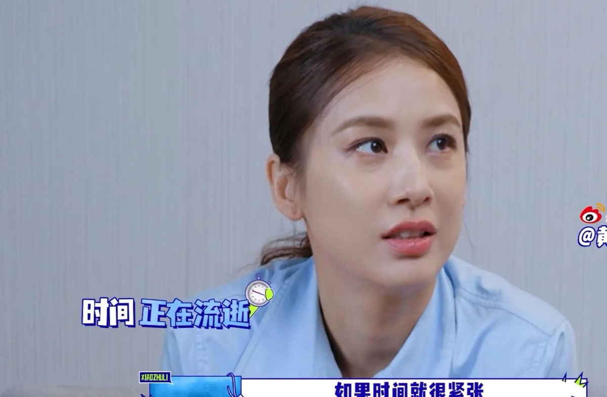 李乃文和胡军给黄圣依当助理，一个中暑缺席，一个迟到，黄圣依急得表情都快维持不住体面了。当天她要赶去学校参加硕士答辩，导师和同学都在等她，行程早就定死了。胡军临出发中暑去不了，李乃文安顿好他再赶过来，比原定时间晚了几分钟。就这几分钟，黄圣依脸色已经绷不住了。两人之前没合作过，私下零交集，第一次碰面就是