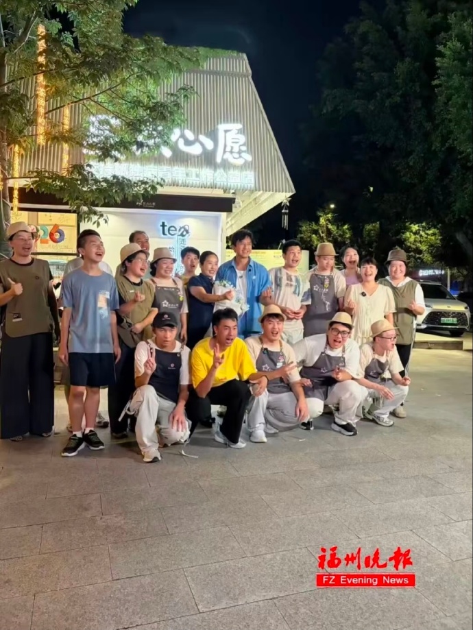 邓超和陈赫，上个月悄悄去了趟福州，我也是昨天刷到才知道，俩人去陪一群&34;星星的孩子&34;玩，就是孤独症孩子，进了人家公益小店，踢球、唱歌、分蛋糕，陪家长唠家常，邓超走的时候眼睛都红了，跟星爸星妈说：我们不说再见，以后还会再见。
这事没有预热，没有通稿，热搜都是网友自己扒出来的。明星做公益见过太多了，摆拍的