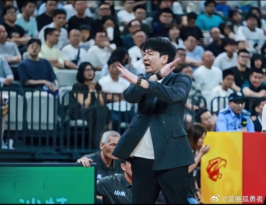 听劝放弃奥莫特！山东引援临时变动留下隐患！

山东男篮和奥莫特已经达成签约意向，消息曝光之后，dy平台山东球迷几乎清一色给出负面评价，争议声不断。
巨大舆论压力之下，教练组与管理层紧急调整引援计划，处境十分被动。不出意外，球队最终放弃签下奥莫特，算得上是“听劝”了。
球迷建言值得听取， ​