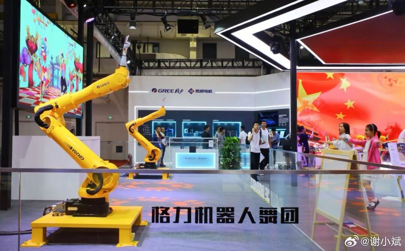 2026年，海尔、美的、格力这家电三巨头不约而同地把战场烧向了具身智能赛道，但三家走的路线却截然不同——一个主攻家庭场景，一个工业家庭双线并进，另一个则死磕全链条自研。  一、三巨头各显神通，布局路径