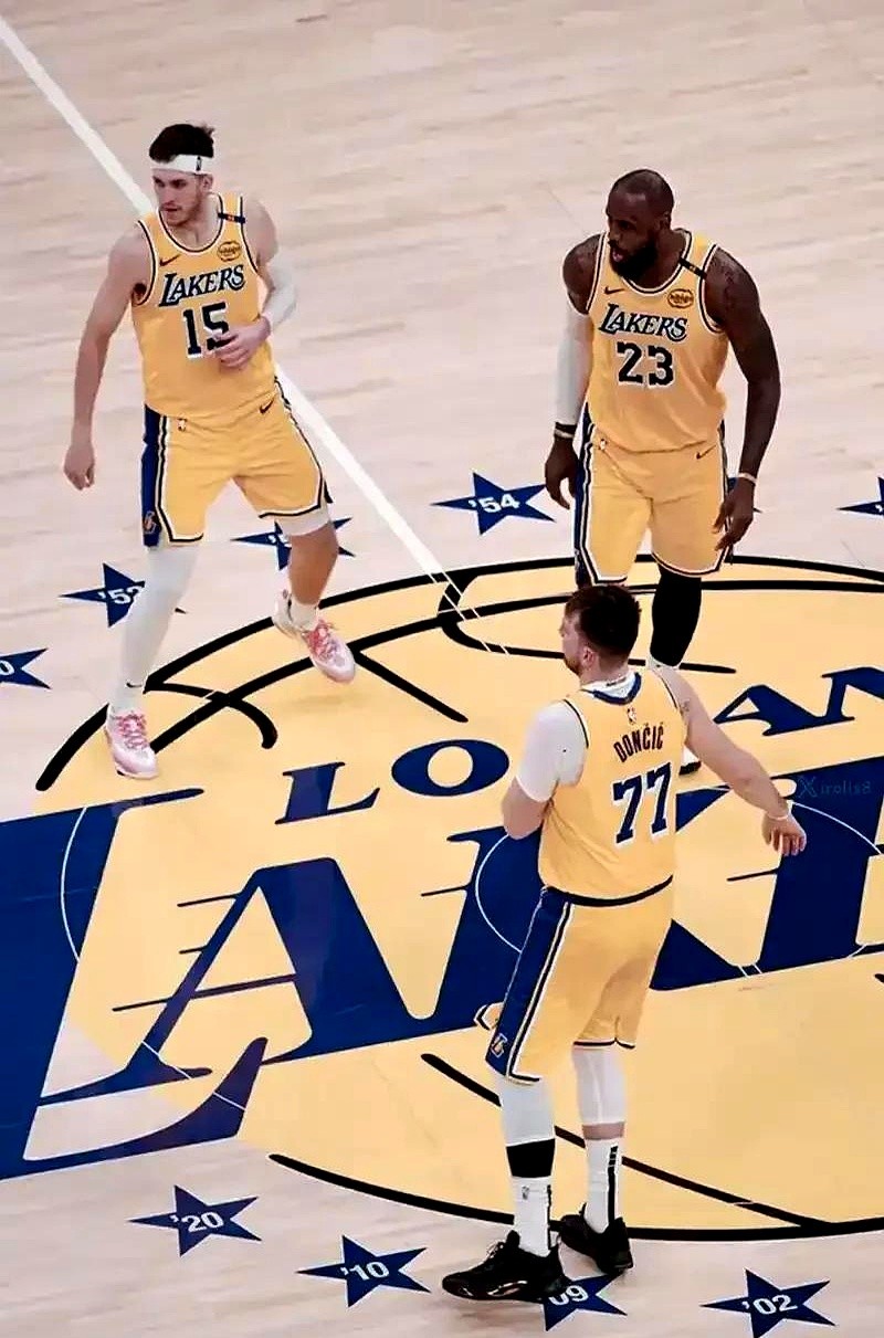 湖人队这是在给老詹找台阶下？  上一场输火箭，失误多得没法看，詹姆斯数...