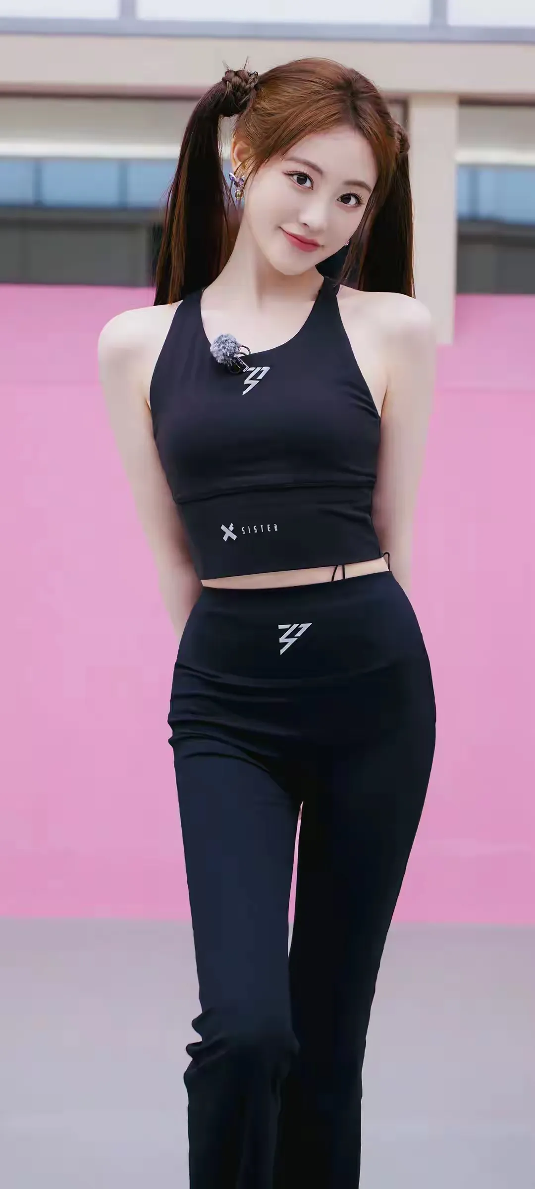 甜妹的“辣”式暴击！祝绪丹黑色瑜伽裤造型，元气感与热辣身材完美融合！