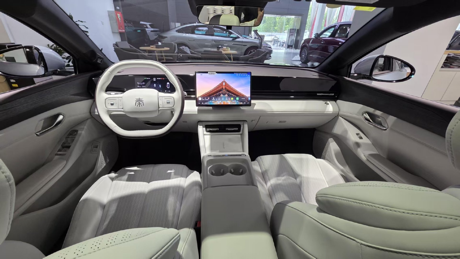 B级轿车身子、轴距2820，EV后驱最高630，DM-i纯电230或320；第二代刀片加闪充，天神之眼B跑高速城区都省手，通勤当电车、出远门切混动不用算桩。 ​