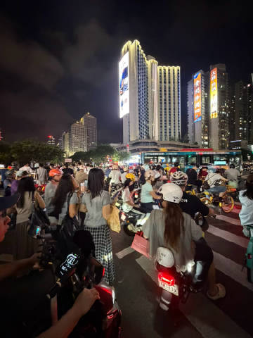 我就这么一直加班。。这个点的正佳广场堵到什么车都开不进来