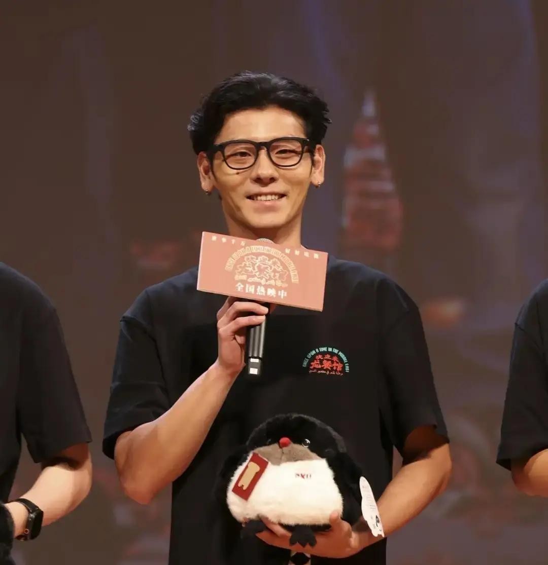 怪不得刚拿下第21届长春电影节最佳男演员奖的蒋奇明一回老家，广西网友就在网上吵翻了天

为了这个新晋红人的籍贯归属，两座城市的人争得面红耳赤

这事儿其实挺逗的

一直以来大伙儿看各路消息，都铁板钉钉地认为蒋奇明是地道的南宁人

结果最近这小伙子回南宁参加一档节目，自己交了实底

说他祖籍其实是河池