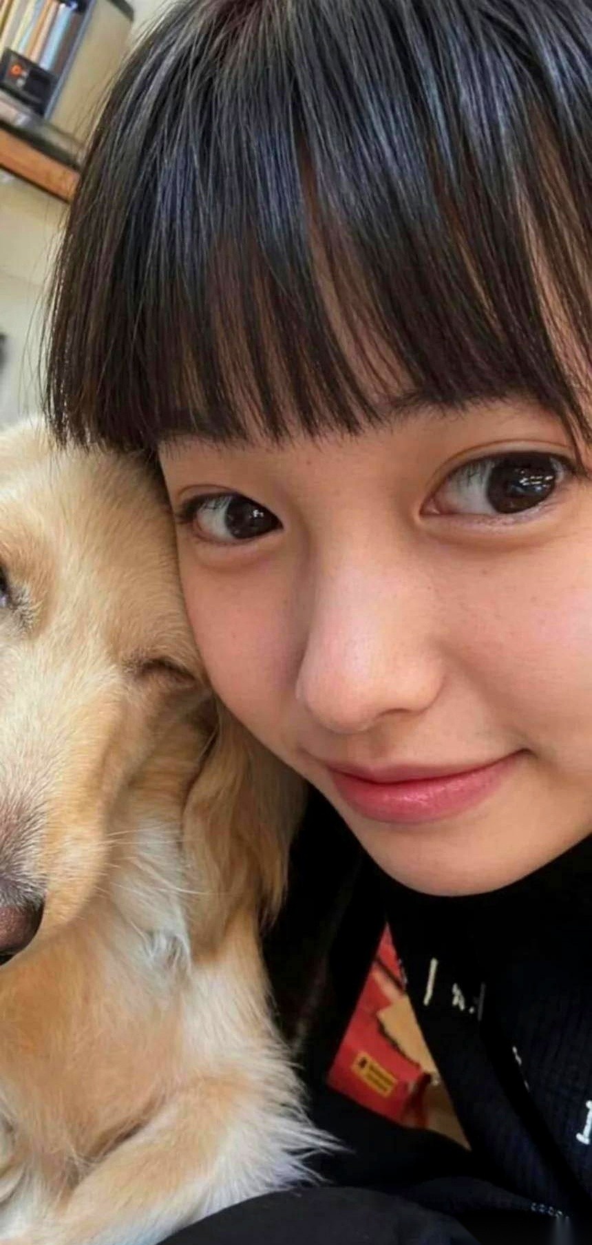 日媒最近披露的一起国家赔偿诉讼，把一件让人脊背发凉的旧事推到了台前：一个十六岁的高中女生，只因为在机构里伸手阻拦失控的人，被关了整整十八天。
进去时人好端端的，出来时换来一份“不起诉”通知，短短五个月后，她就因极度营养不良和器官衰竭停止了心跳，整个人缩到只有大约二十公斤，骨架单薄得像个幼童。
事发在
