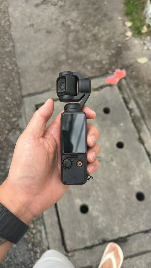 最近网上关于泰国的舆论环境真的不太好，只要有人分享去泰国旅行，评论区总能看见：“回来了吗？有没有被嘎腰子？”很多人并不是真心关心，只是盼着出行的人遇上不好的事，来印证自己固有的看法。
  哪怕我不是第一次去泰国，家人依旧满心担忧，但我对这里一直有着很好的印象。泰国本地民众永远是笑盈 ​