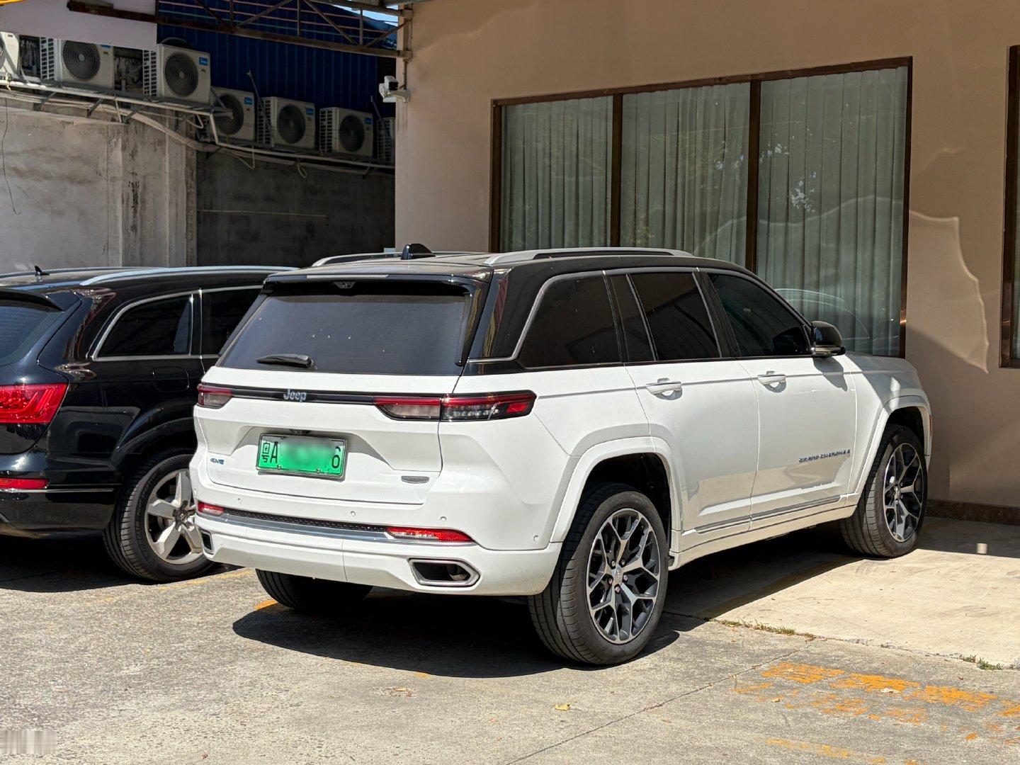 #我市日常[超话]# 没见过多少次的Jeep新大切诺基，是官方进口的，动力是2.0T四缸插混，指导价36.8万元。据说现在能做到20多万落地的夸张价格，比国产的福特探索者还便宜不少 ​