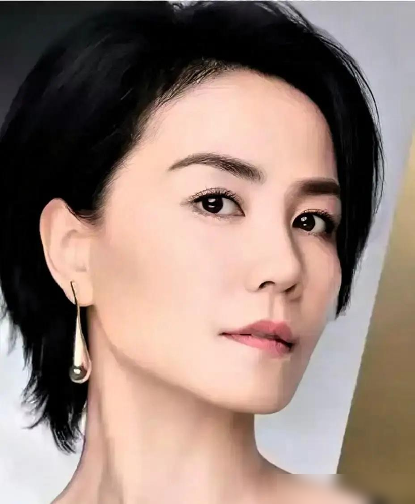 王菲这事闹这么大，她居然一句话都没说！
阿那亚虾米音乐节上，她友人Ryan酒后失态，对陈粒、宋妍霏、欧阳娜娜还有她女儿李嫣做出了搂抱触碰的越界行为。其实现场王菲第一时间就拉开人，带着人提前离开了。
Ryan已经公开道歉，陈粒也发话让事件翻篇，别牵累无关人。截至今天，主办方和其他当事人都没发声，王