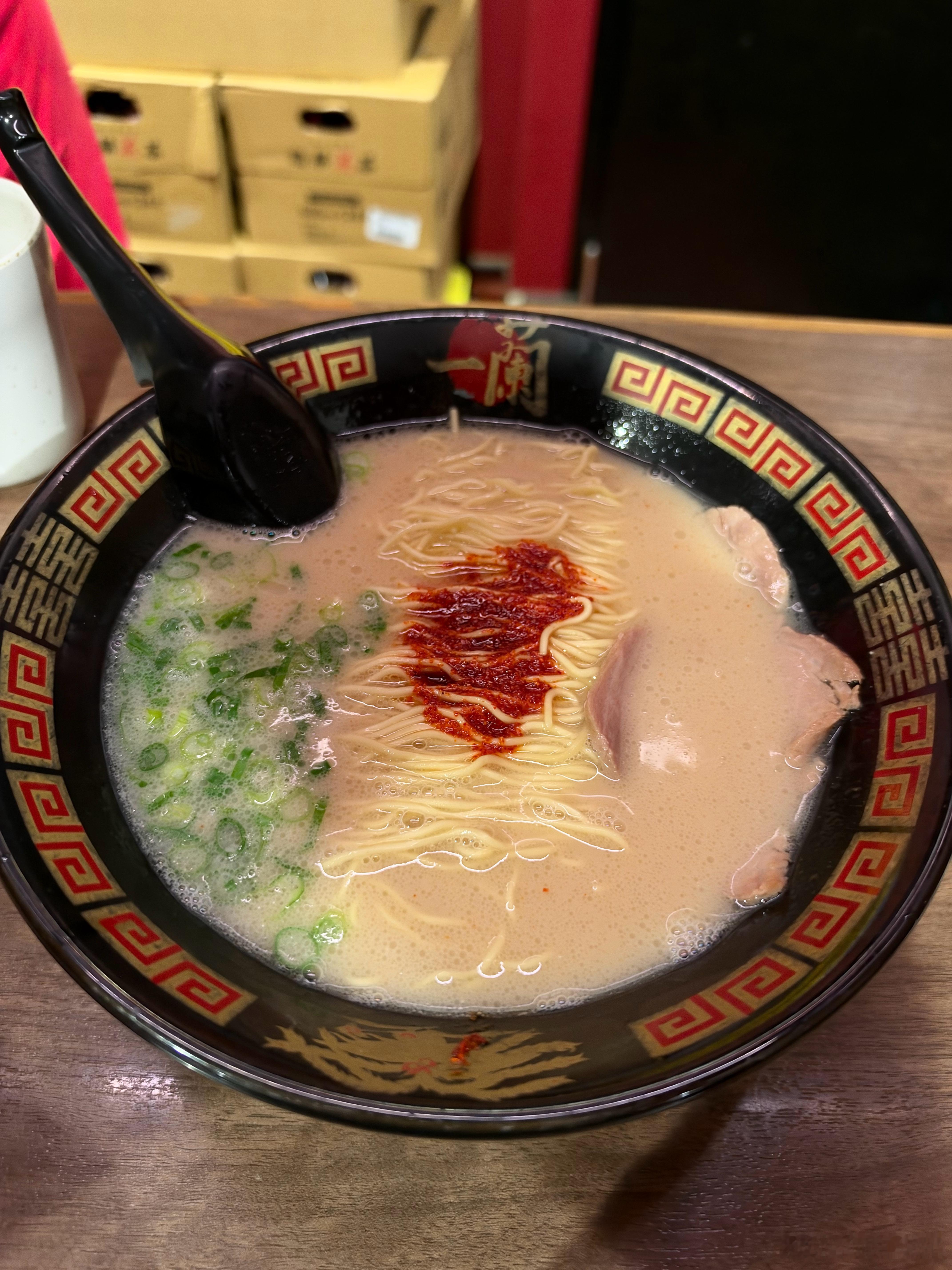 走之前必须来碗一兰拉面，我不饿非让我吃一碗[流鼻血]，头晕😵‍💫嗓子疼，最近光走路了都没好好喝水，我已经没力气洗头了，我要回家躺两天缓缓[允悲]。  ​​​