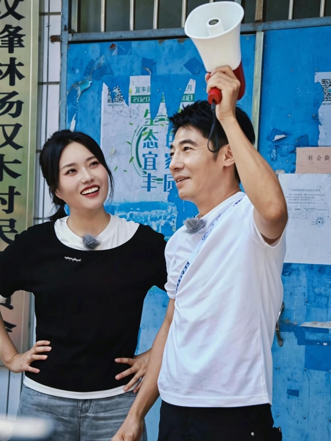 李雪琴自嘲专业拿不出手，真实学霸履历太惊艳
 

很多人认识李雪琴，都是从综艺和脱口秀舞台开始的。幽默接地气、情商超高、谈吐松弛，让人以为她只是天赋型搞笑艺人。
 
直到她和撒贝宁的一段同框对话曝光，大家才猛然发现：原来李雪琴的底气，从来不止幽默，而是实打实的顶级学霸实力。
 
节目里撒贝宁好奇发问