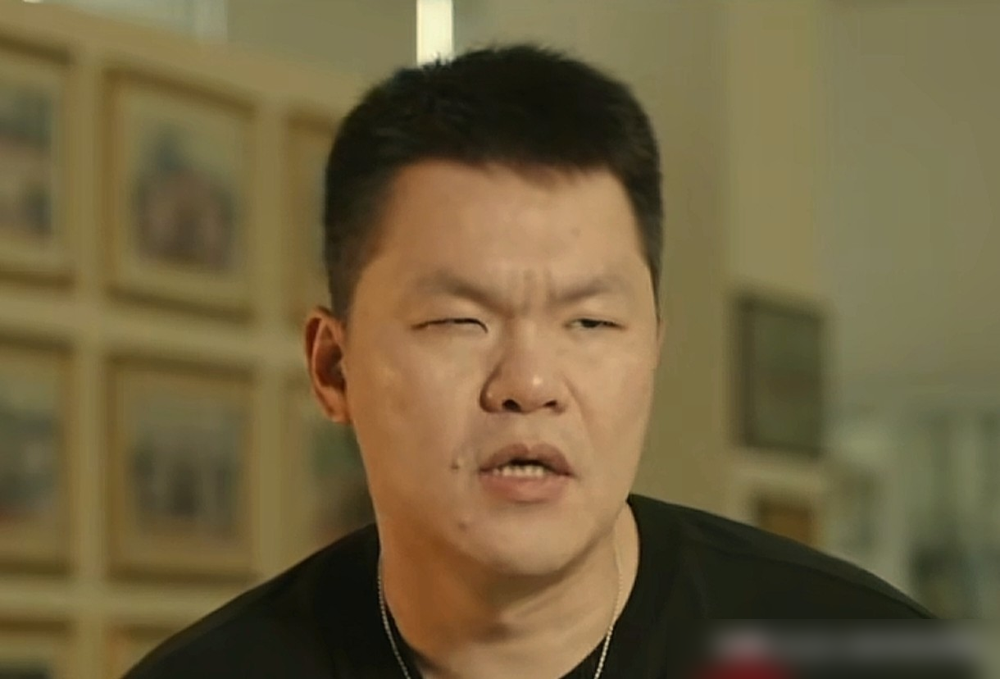 2001年那场球，黎巴嫩三个人被打到流血，场面乱了整整十分钟。
朱芳雨这次没绕弯子，直接点名，对手球风脏，篮板全是拿命拼的，内线不硬就是等死。
看数据都多余，杨瀚森那场被背后抱摔、肘击，四次恶意犯规，裁判只吹了一个普通犯规。球迷的球都扔进场了。
胡明轩末节防三分，对面伸腿碰瓷，哨子响了，回放都