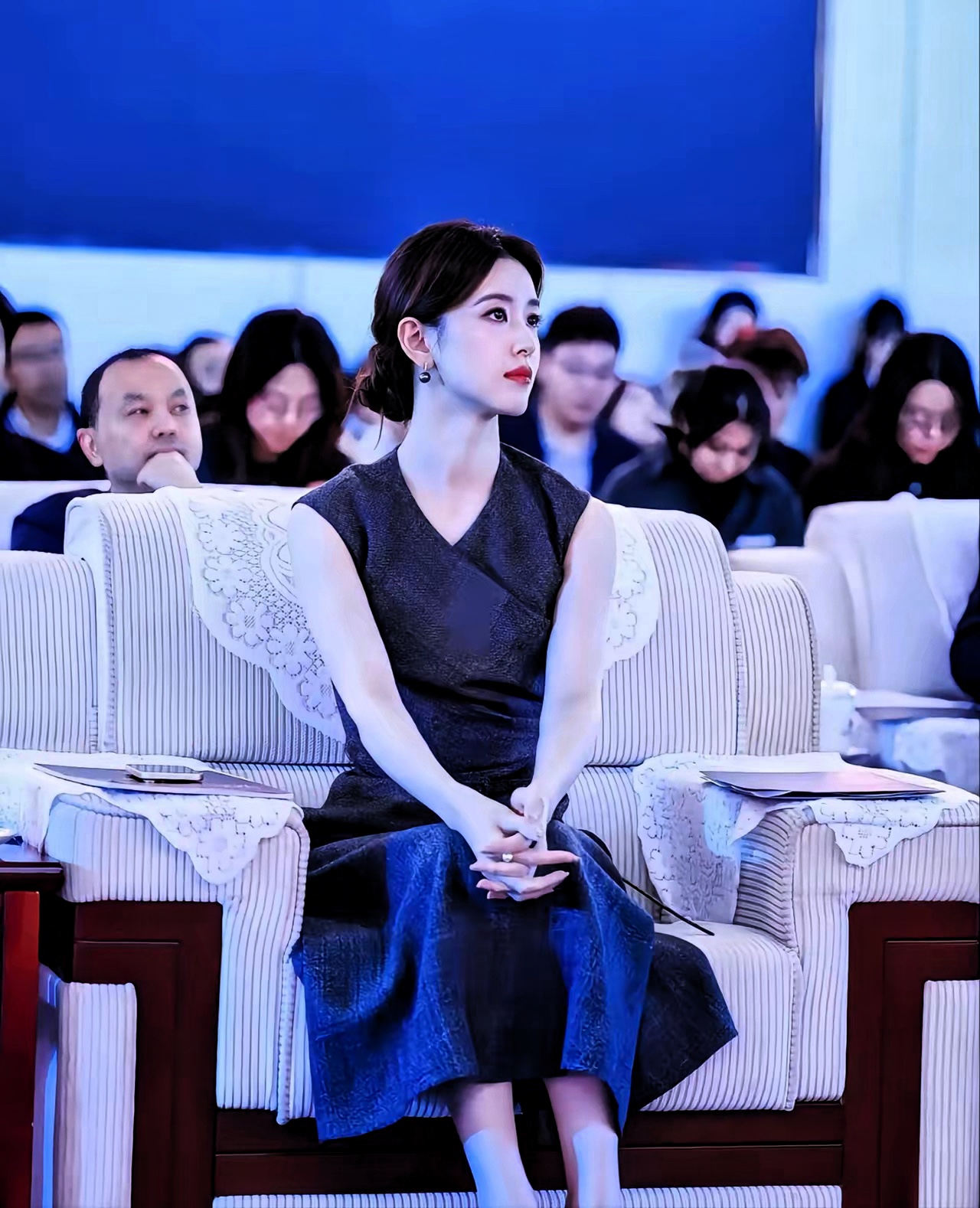 我侄女是南航的，
她见过章泽天，
她回来偷偷来给我说，章泽天是她见过学校里最好看的人，说她是校花都不为过。

网上很多照片经过滤镜、角度反复修饰，常常会让人对真人样貌产生偏差。这位南航在校生近距离接触后的感受，也还原了脱离镜头包装之后，章泽天本身的容貌底子。当年能够凭一张照片走红，并不是单纯靠网络炒