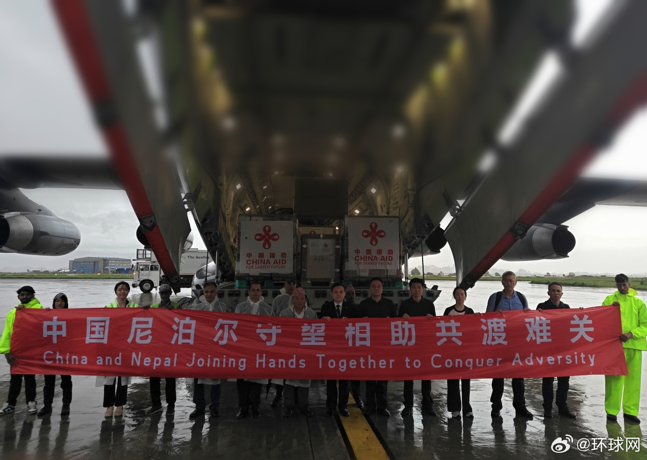 #中国向尼泊尔提供第二批援助#【中国空军1架运-20搭载新一批援助物资送抵尼泊尔】#中国空军一架运20抵达尼泊尔# 当地时间9月1日傍晚，中国空军1架运-20搭载无人机、DNA检测仪和试剂、净水设备、照明设备等物资，抵达尼泊尔加德满都国际机场。这是中国向尼泊尔提供的第二批应对泥石流灾害紧急人道主义援 ​