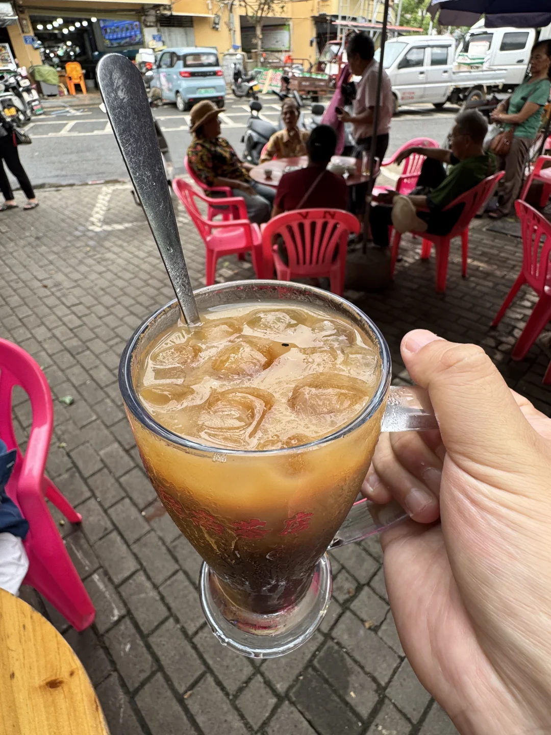 万宁县城里的松弛感！！跟本地奶奶们喝下午茶