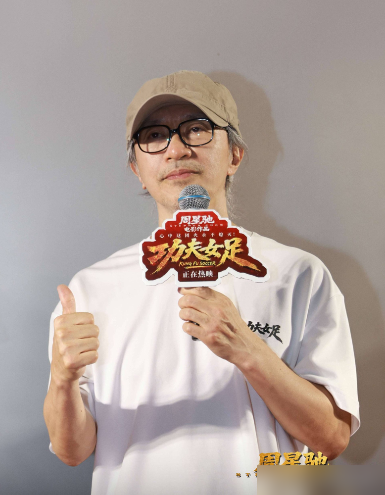 王晶终于说了大实话，周星驰不演，不是因为钱，是因为他过不了自己那关。
你让他现在再对着镜头吐舌头、做鬼脸，他自己都觉得尴尬。王晶原话，人到了一定岁数，生理上就接受不了那种夸张了，硬演就是违和。
当年拍《千王之王2000》，俩人闹掰，王晶要效率，周星驰死抠细节，谁也不让谁。但王晶到现在还认，周星驰