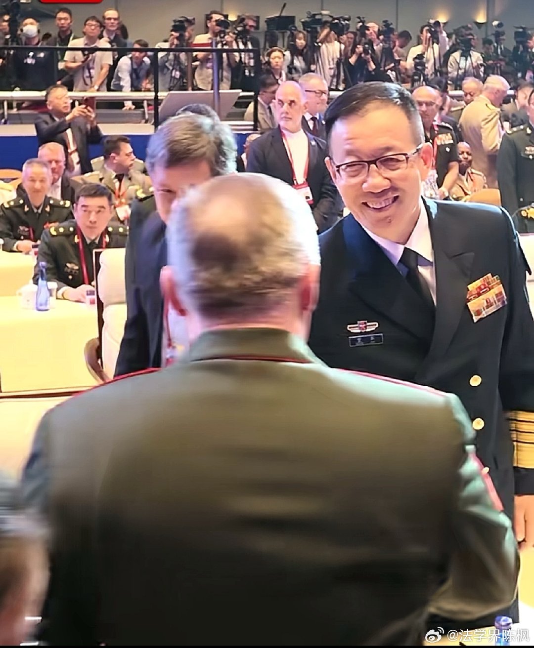 第十三届北京香山论坛开幕，国防部长董军到达会场后与各国代表握手交流。 ​