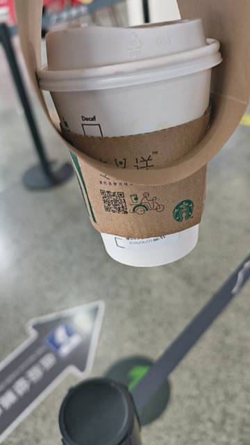 广州南站啥都贵，中杯都要31块。