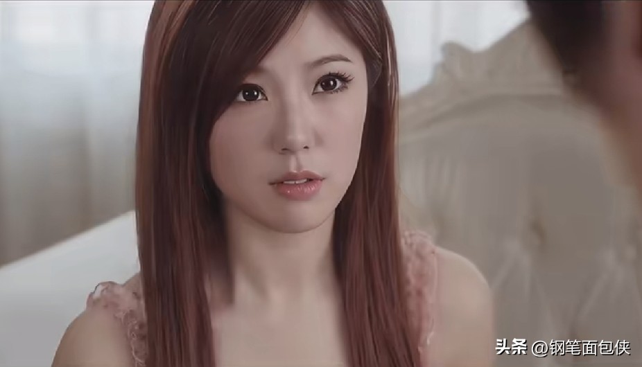 曾经的“宅男女神”赵奕欢[捂脸]怎么变成这副样子了？

印象中她长得又纯又欲的，是很多人的青春记忆。如今的她参加恋综，渴望找到伴侣，收获良缘。

模样变化太大，以前的青春感不在了～现在的脸看起来僵硬，医美痕迹明显，尤其鼻子山根，看起来怪怪的，显得整个面孔都十分凌厉的感觉。

赵奕欢自曝上一段恋情是“