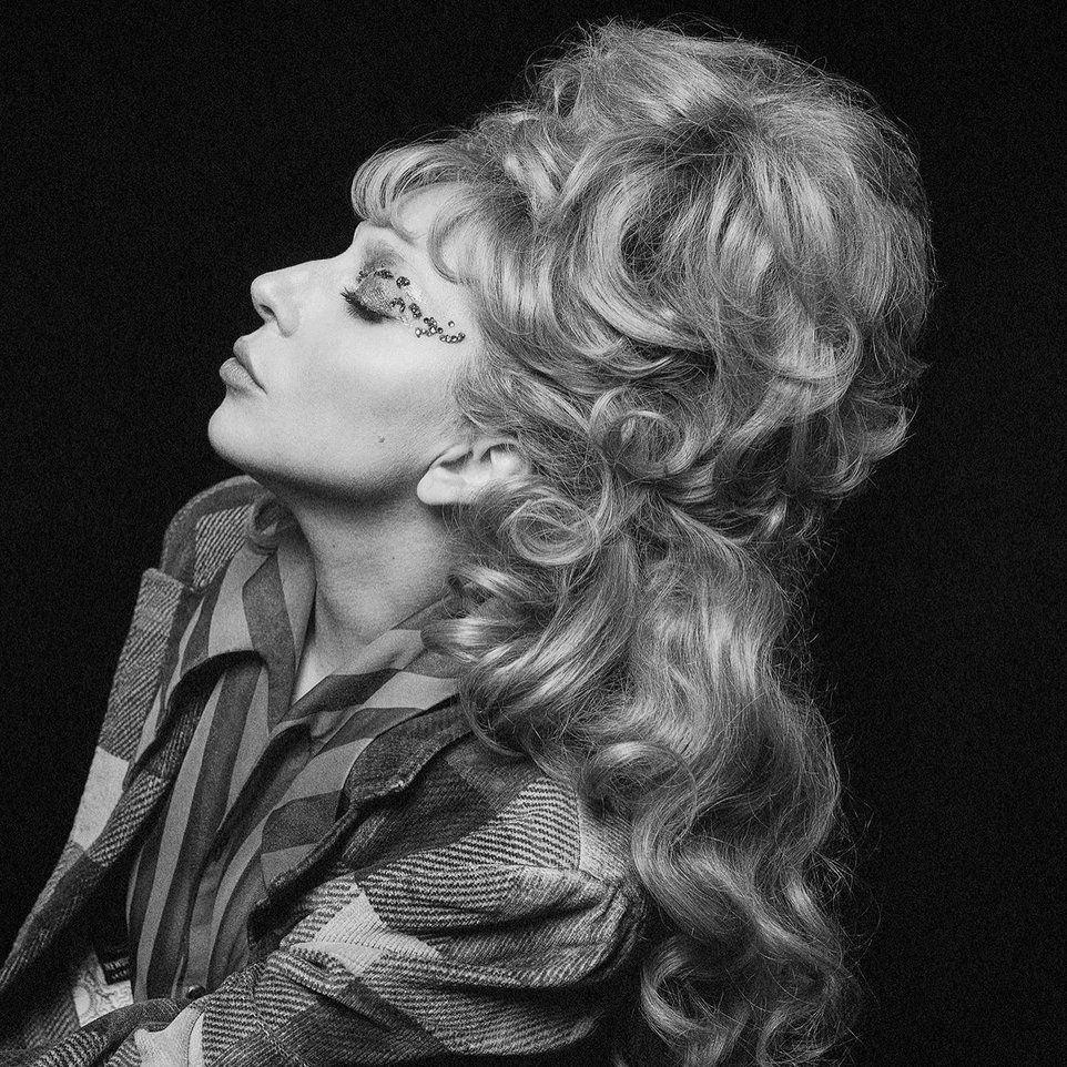Lady Gaga 和 Bruno Mars 的《Die With A Smile》已超越 Arctic Monkeys 的《I Wanna Be Yours》，成为有史以来第 11 受欢迎的歌曲。 ​