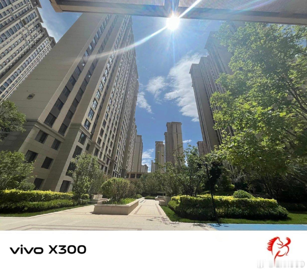 #vivo[超话]##vivo超话# 正午的阳光直直洒向小区内部，楼宇林立，绿植郁郁葱葱，抬眼望去，满眼都是生机勃勃的夏日光景。 ​
