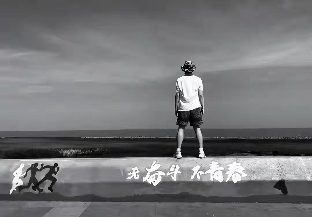 43岁刘翔中秋晒出游视频，与吴莎相伴自在惬意。退役11年人事关系悬而未决，他选择自主择业买断，将十一年工资补助98万余元全部捐出。历经造神与网暴，如今卸下体制标签，和同为运动员的吴莎相守，放下世俗枷锁，只为活出属于自己的人生。
刘翔 吴莎