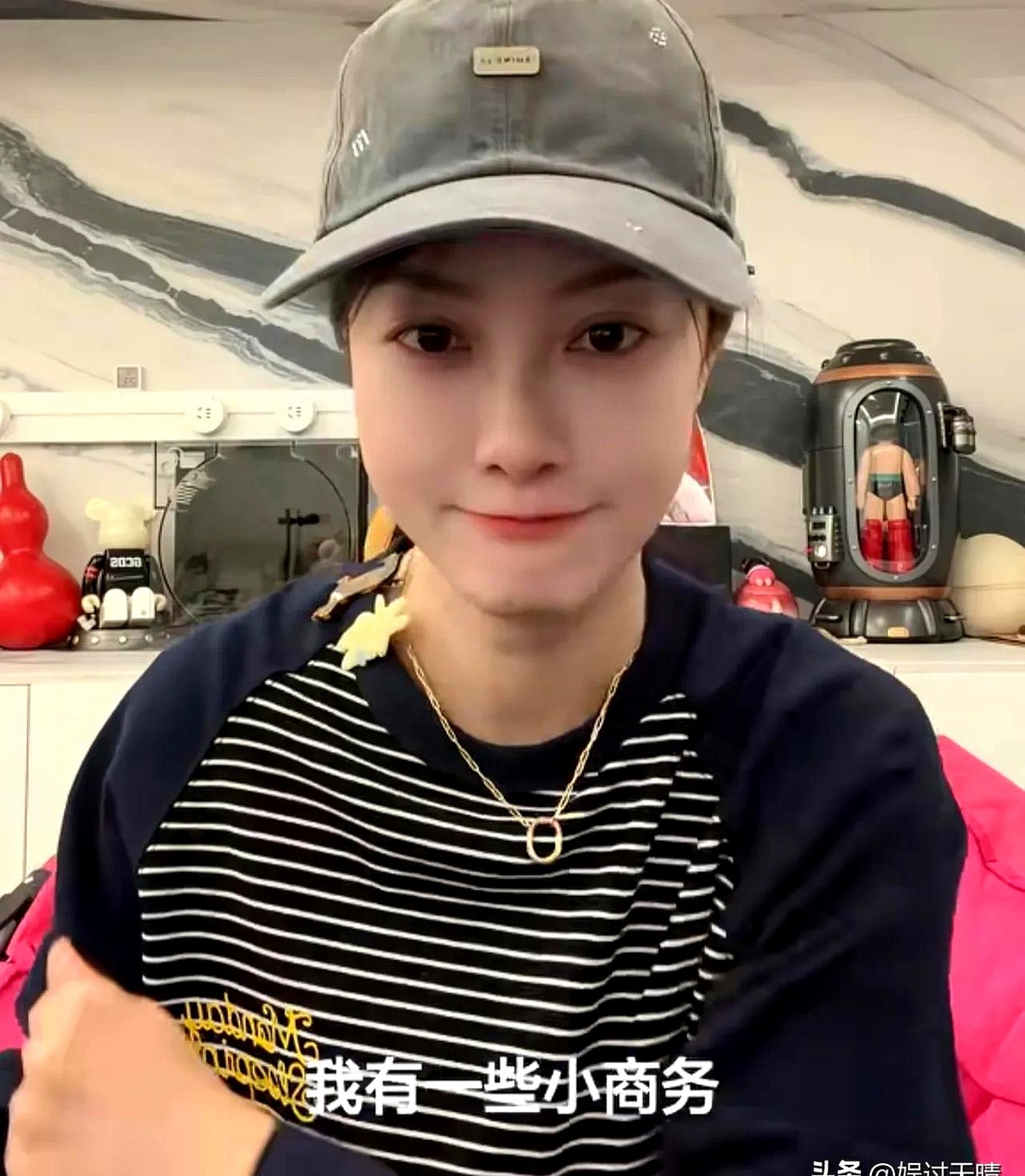 10万块钱摆在面前，她一把推开。这不是嫌少，是怕烂脸。

演员朱锐最近连拒两个赚快钱的活。一个是带粉丝炒股，她自己在股市里被割得生疼，死活不接。另一个是10万块的洗面奶推广，她拿来往自己脸上一抹，发现不对劲，立马把钱退了回去。

有人酸她现在架子大嫌钱少。她直接交底，这10万比进组拍戏挣得都多。现在