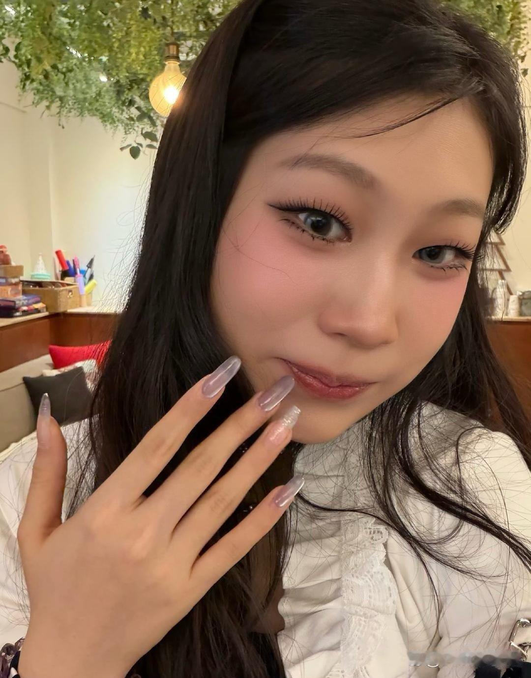 沈佳润请的化妆师很贵吧，你瞧瞧，这眼妆画的神似倪妮的眼。 ​