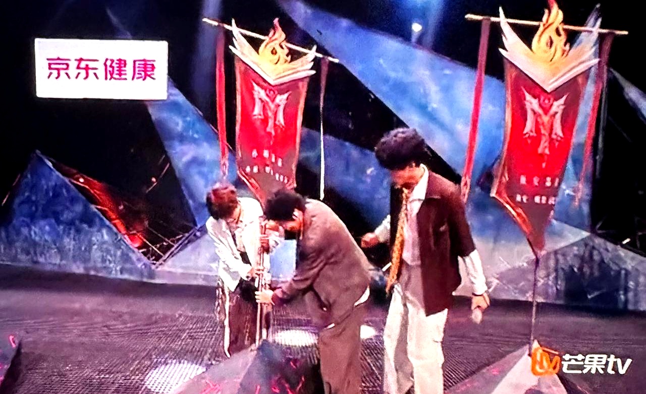 同是从初舞台走出来的“卧龙凤雏”，曾辉跟着孙楠组凭借《一路向北》稳稳降落安全区，陈若轩却还在待定区悬着等天亮
 

这俩人的命运走向，直接把娱乐圈乃至职场最残忍的现实摆到了台面上。曾辉一路走来有人带、有人托，被前辈们硬生生推着往前走，一首首唱下来彻底告别淘汰边缘
 

反观陈若轩，至今还没等到那个愿
