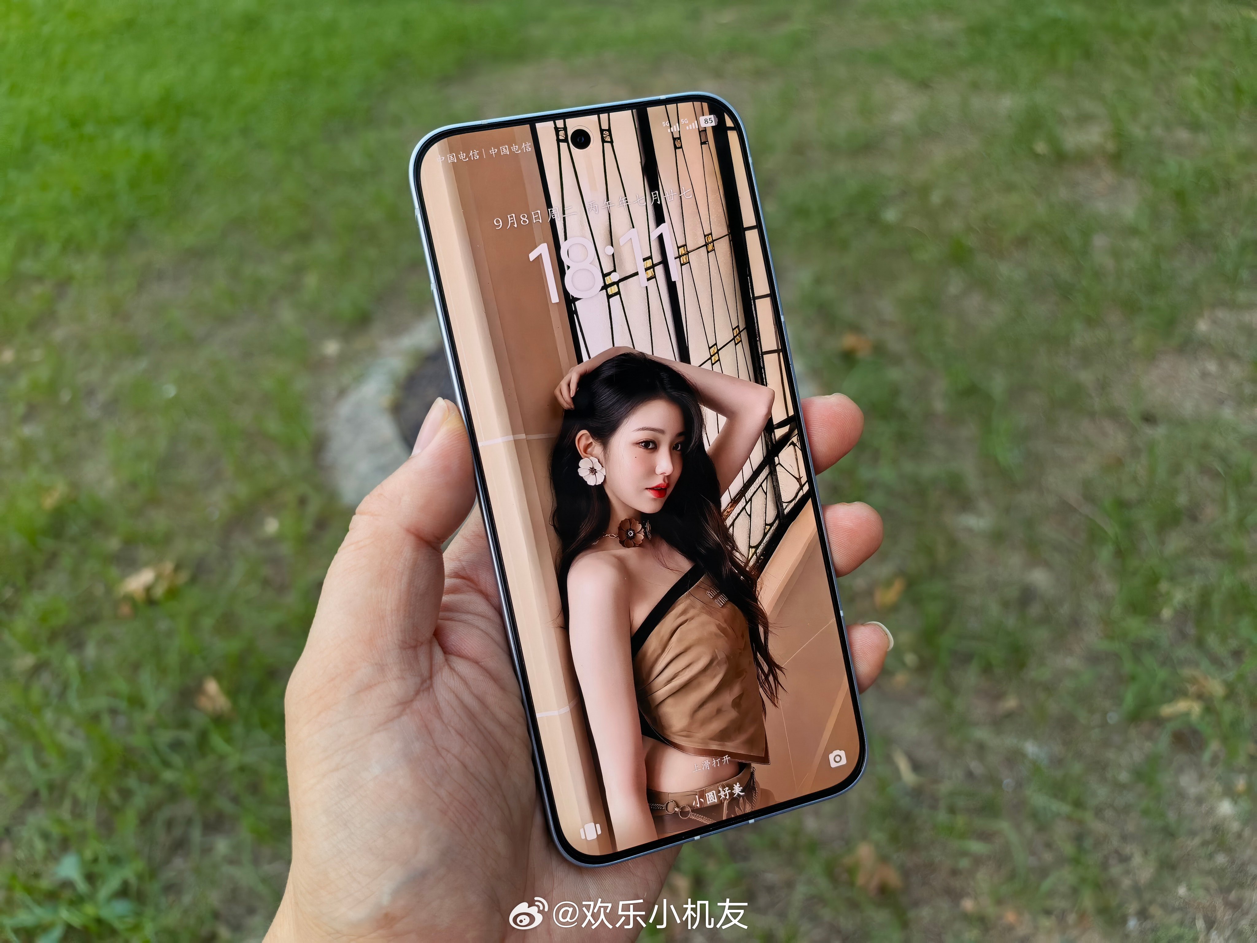 不跟你堆参数，而是帮你琢磨清楚一件事：这手机好不好用。

#iQOO NEO11至尊版#的核心逻辑很清楚——天玑9500M加自研Q2双芯协同，主芯片管全局，Q2专盯游戏渲染和触控。
好处就是帧率稳，不会前十分钟满帧后面开始飘。2K护眼屏加2000nit亮度，路上看导航、图书馆靠窗看网课都够用。9100mAh电池是真的顶 ​