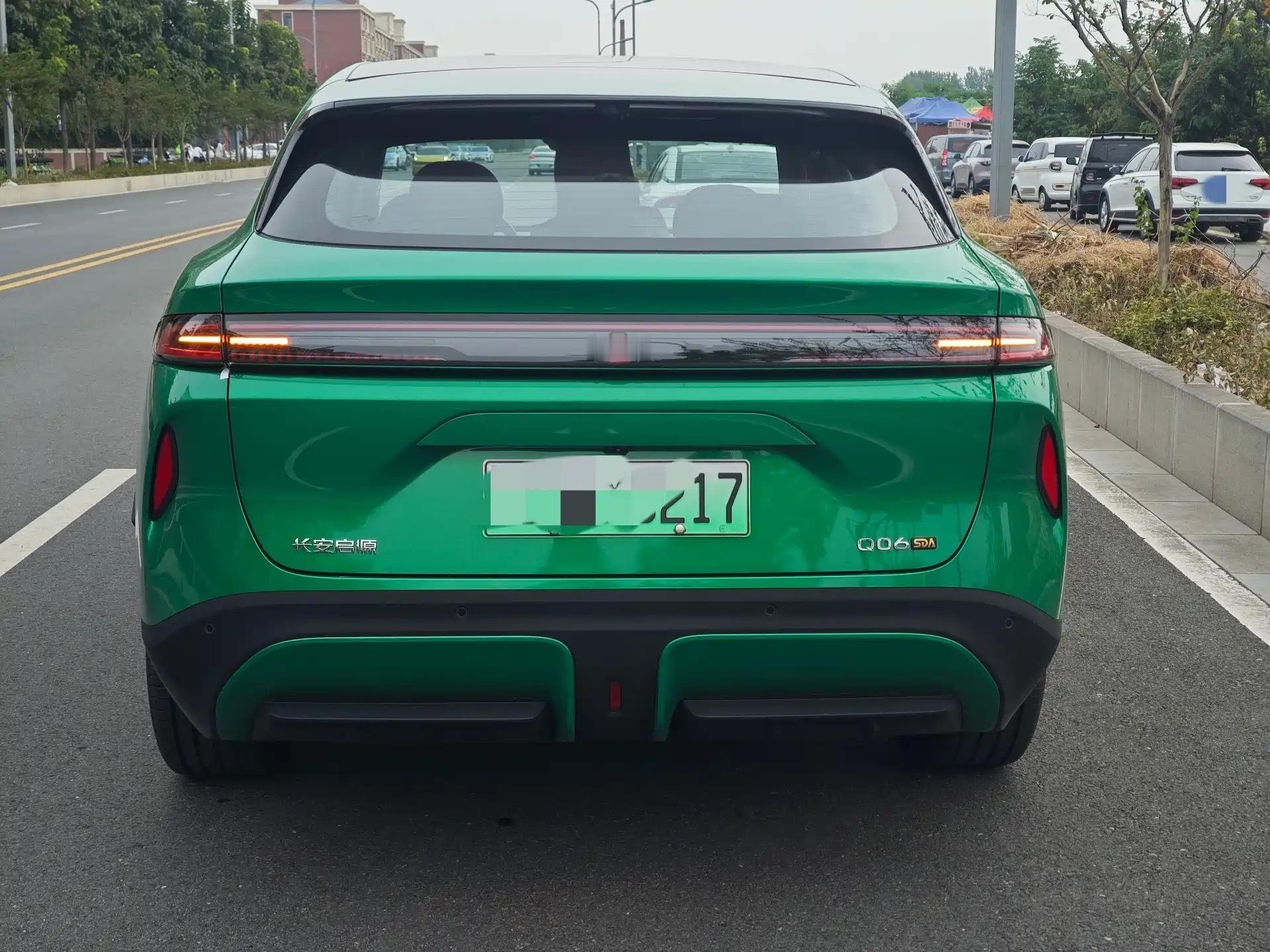 长安启源Q06开启预售之后热度不低，我的个人观点是，它精准瞄准年轻用户，轿跑SUV造型，预算不高也能拿到不错的硬件。

外观是年轻化的轿跑SUV风格，除最低配之外，大部分版本搭载天枢领航辅助系统。增程版本采用分布式双电机后驱，驾驶乐趣比普通单电机车型更好。

很多年轻人买车预算有限，既想要颜 ​