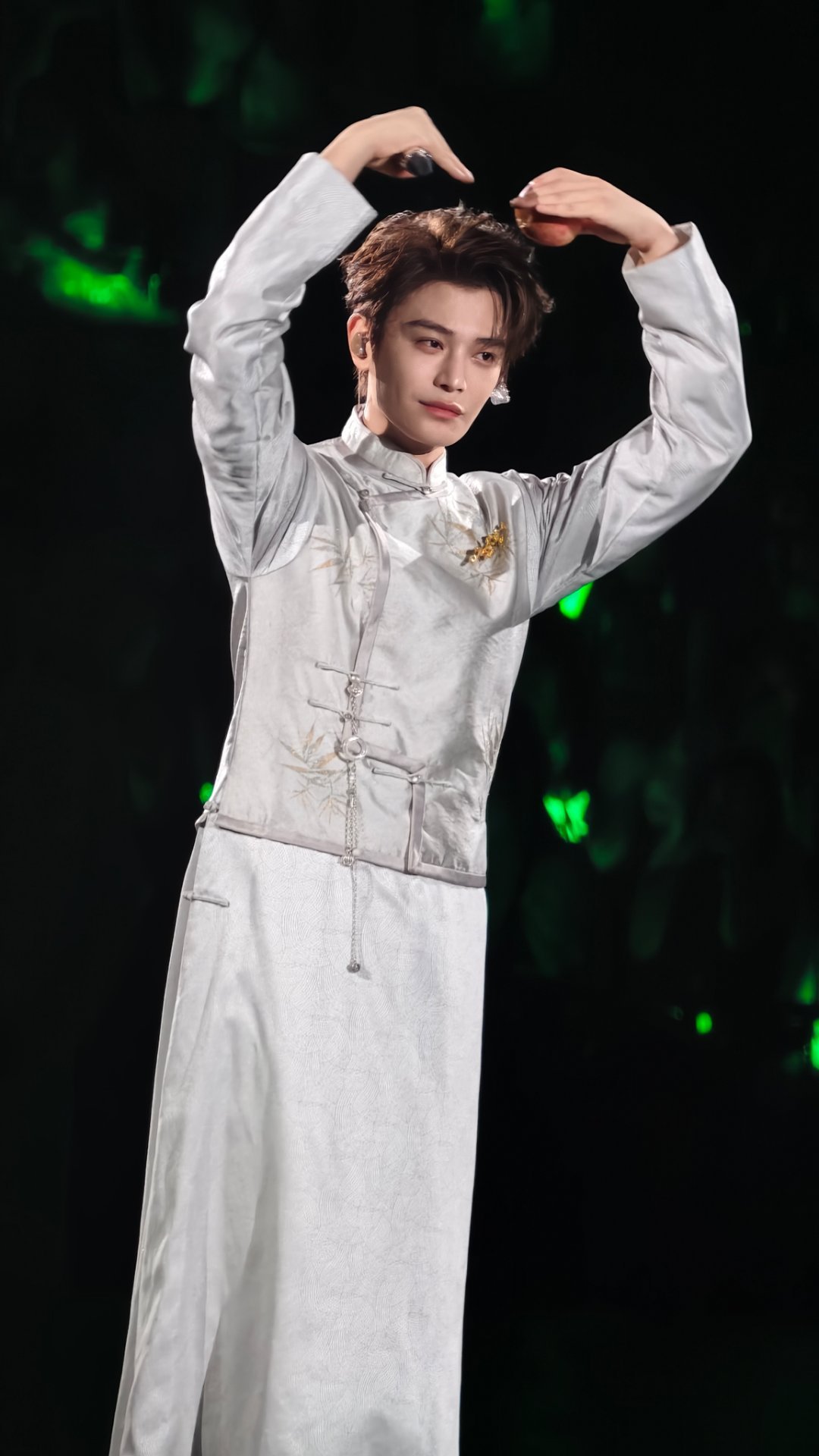 #丁禹兮赵凌# 💚#丁禹兮xicreateftx演唱会# 

若山川会说话，它们将替我讲述所有晨昏里因你而生的波澜。

​