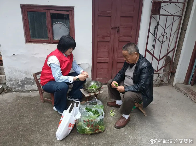 #公交视界#武汉公交# 【重阳节的暖心赴约 公交女司机把孤寡老人当亲人】10月18日重阳节，武汉长江新区阳逻朝家山村，81岁的孤寡老人周仲华望着忙前忙后的Y303路司机施露，眼眶泛红。周爹爹身有残疾、无儿无女，靠低保生活。一次乘车时他突发高血压，当班的党员司机施露用车厢医药箱紧急处置，又专程护 ​