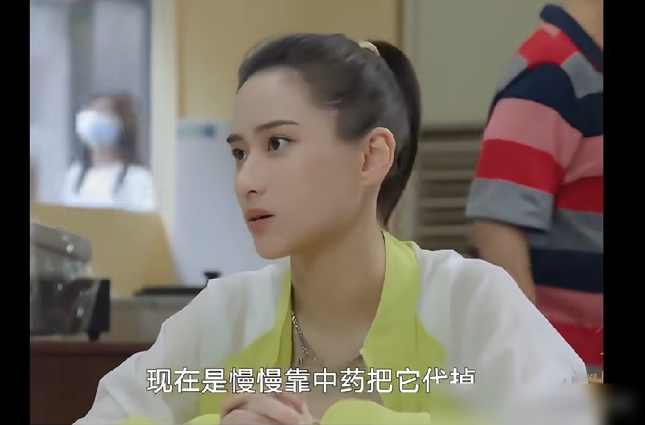 赌王三太的女儿曾得严重抑郁症？！
何超莲聊三房在赌王家的处境，说曾因豪门生活压力得重度抑郁。
她和窦骁结婚，没按外界想的走豪门联姻路，选了个简单普通人。
三太还说，不需要门当户对，圈子里的孩子被宠坏难迁就。
何超莲明确说暂时不考虑生育，就想过属于自己的舒服日子。
原来豪门光鲜下也有普通人不