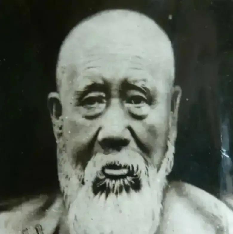 翁同龢光绪的老师，当了二十多年帝师。
但他这辈子最恨的人，只有一个：李鸿章。
内务府的账册送到户部的时候，翁同龢正在用朱笔批注《论语》注疏。他把册子往旁边一推，手指在“北洋购置新式炮弹”那一栏轻轻一划，墨迹便晕开了。
堂下等候的司官低声道：“中堂，此事急如星火。李中堂已三次来文催促。”
翁同龢端起茶