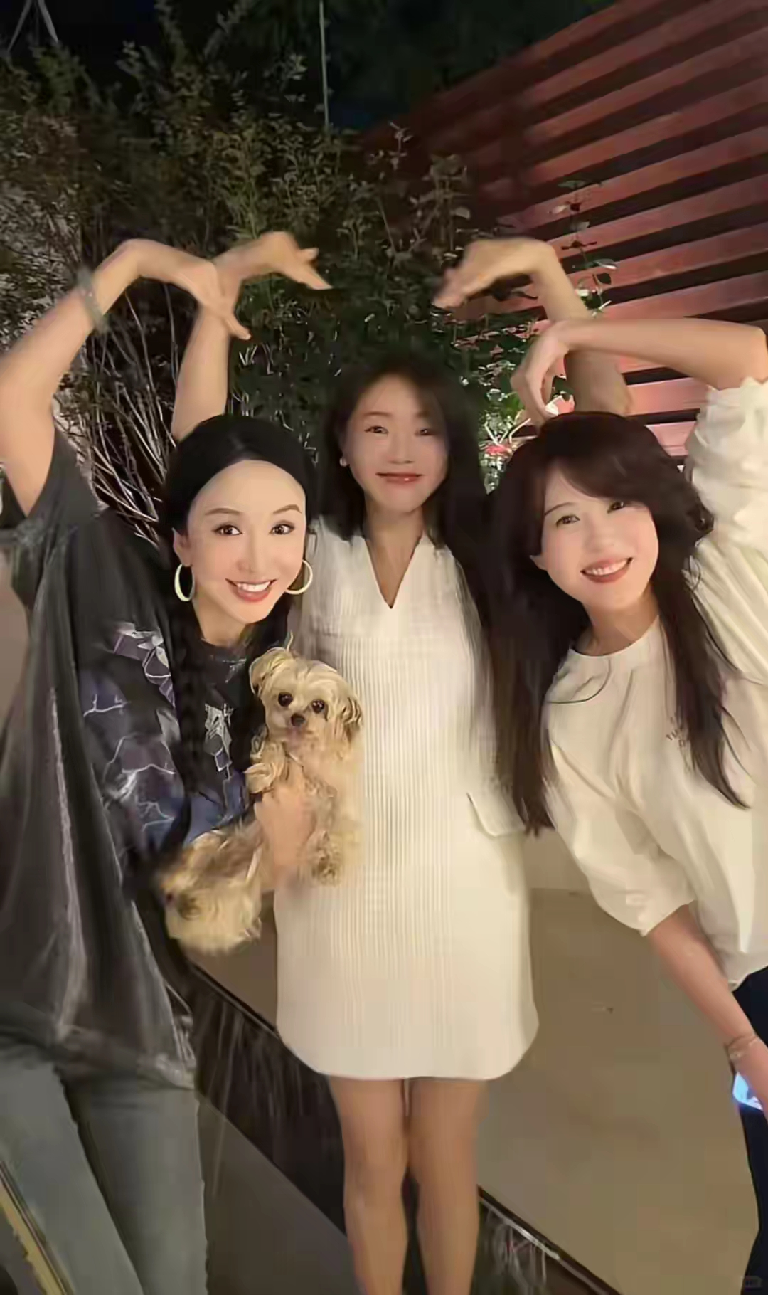 《爱情公寓》三美罕见聚餐同框，三人颜值状态差距一目了然
 
娄艺潇、李金铭、邓家佳三位《爱情公寓》女主难得线下聚会，勾起无数90后的青春回忆。三人颜值状态对比鲜明，变化各不相同。娄艺潇面部变化明显，被网友热议，而她本人曾否认整容。邓家佳状态稳定，容貌几乎没有大改动。李金铭五官没变，但脸部略显圆润，笑