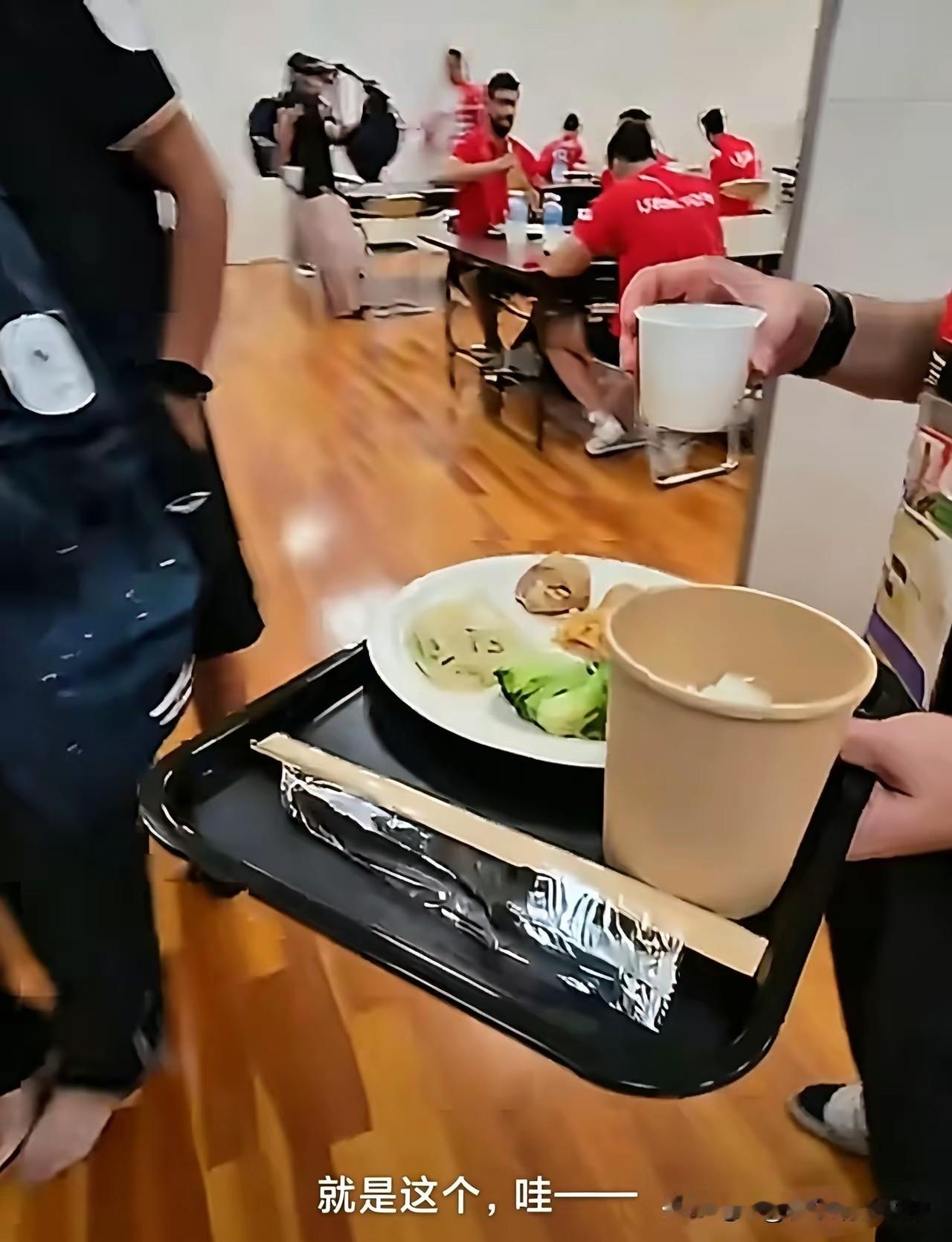 泰国教练吐槽名古屋亚运会上的自助餐吃不饱，不少人只能到外面去加餐。

不得不说，日本名古屋亚运会主办方真的很很聪明啊，也很会算计的，在免费的自助餐吃不饱，只能去外面吃，那样是不是就能拉动了经济啊！

还是说，你们是为了让运动员吃不好，好没力气打比赛啊！