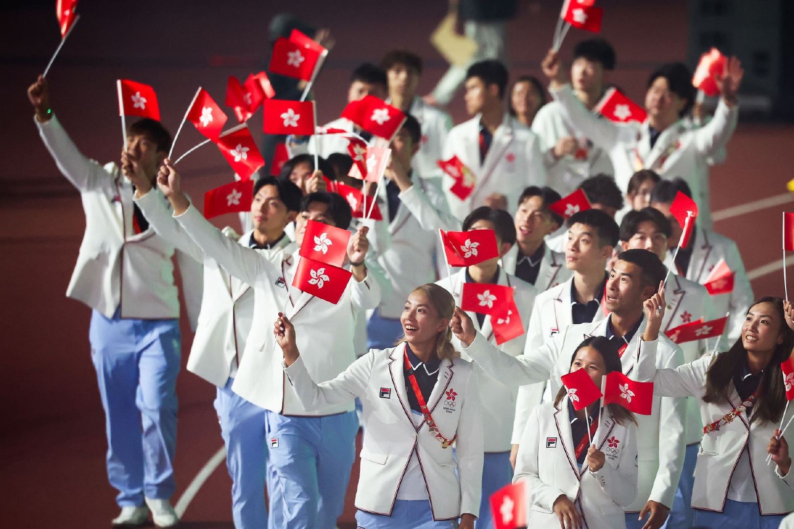 2026年第二十届亚运会盛大启幕，中国香港代表团全体成员，身着 FILA 打造的开幕礼服惊艳亮相。

© FILA ​