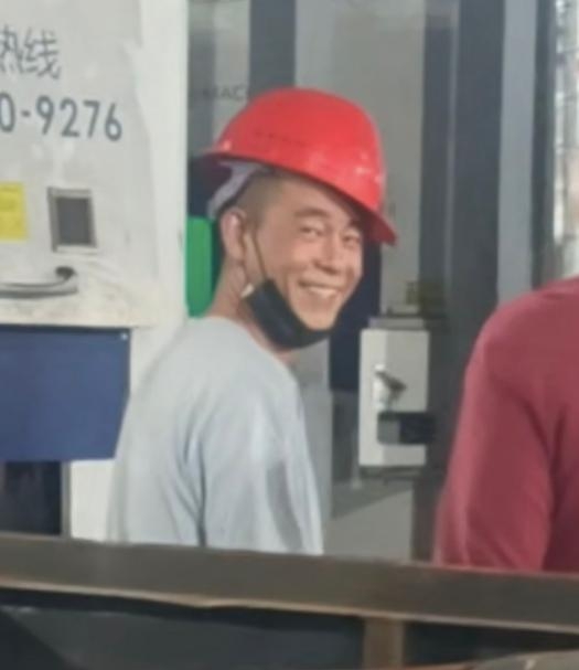 笑不活！路人撞脸陈小春，网友催本尊赶紧上门认亲😂
娱乐圈撞脸我们见得多了。
素人和明星神似的场面，每年都会冒出来不少。
可这次出现的这位素人版本，相似度直接拉到天花板级别。
不少网友看完照片，第一反应分不清谁才是正版。
 
这名素人被路人随手拍下视频发到网上。
镜头里的男子眉眼轮廓，五官布局，神态气