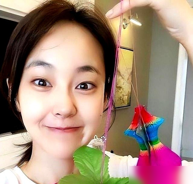 张佳宁商场喊一声袁亦方，于和伟瞬间入戏了！
本来是熟人偶遇闲聊，张佳宁随口调侃喊了角色名。
于和伟脸上的笑意还没退，眼神瞬间沉下来，直接进到袁亦方的状态里。
入行整整30年，于和伟早把角色刻进了肌肉记忆。
他演谁磨谁的细节，台词断句、眼神流动都变成生理反应，从陈独秀到史强，个个不重样零串戏。