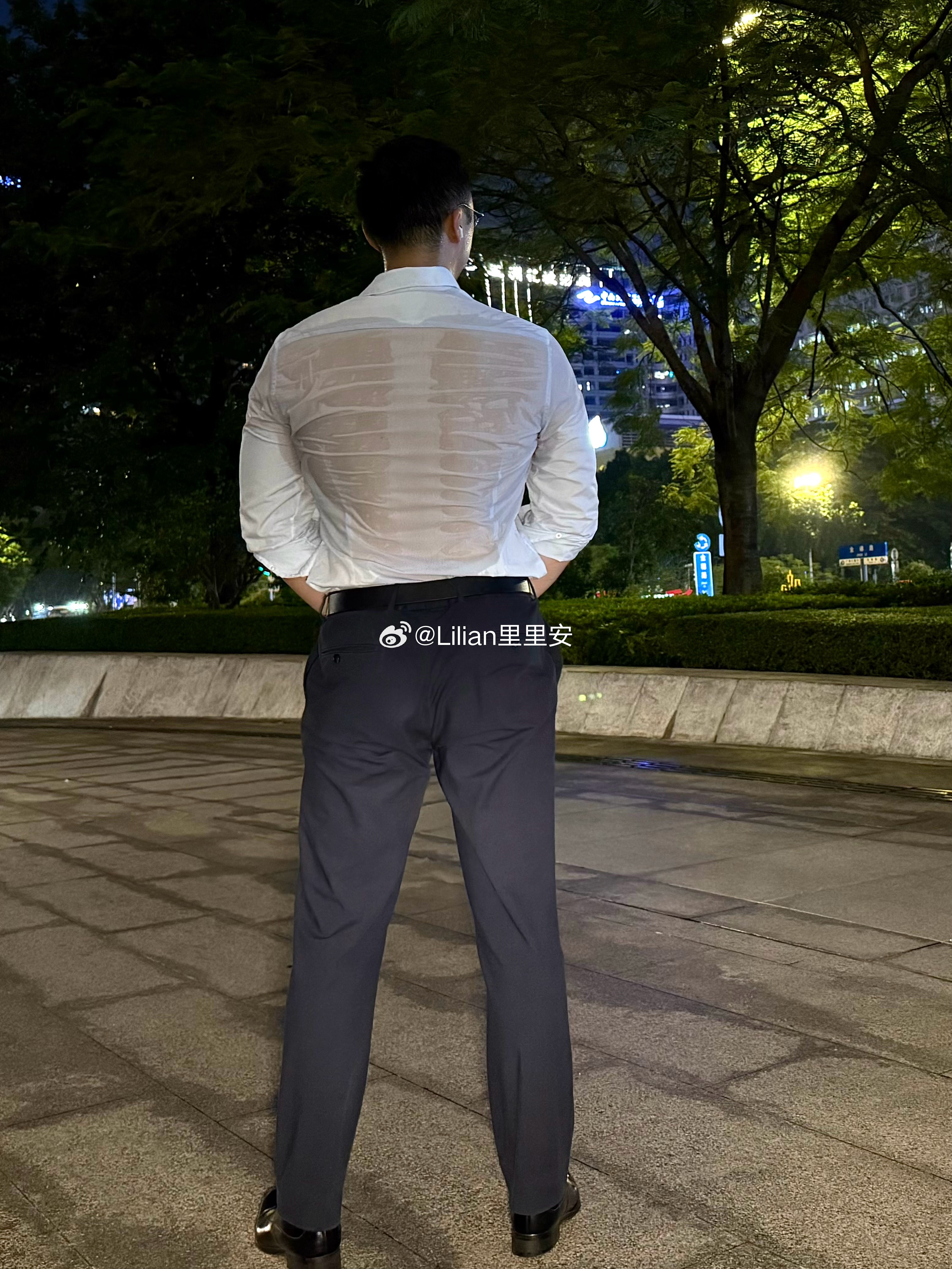 本来想着从体育西走回珠江新城就一个地铁站的距离应该还好，没想到我还是低估了广州的天气。  ​​​