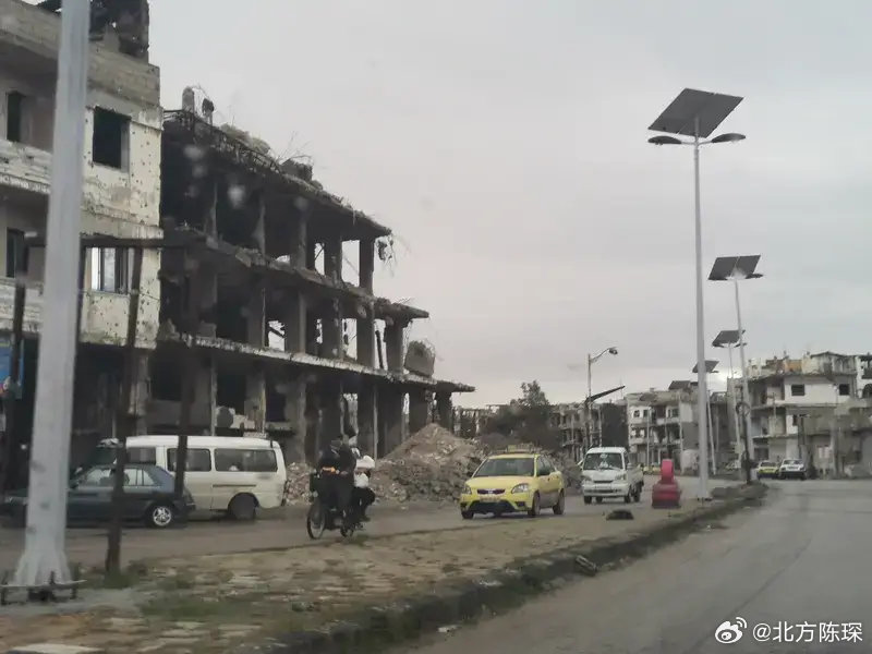 叙利亚内战是多重矛盾叠加的结果。国内教派族群分歧、经济民生困境、干旱引发社会动荡，借阿拉伯之春爆发冲突 。同时叙利亚地处中东枢纽，大国与地区势力博弈介入，外部力量扶持各方武装，使得冲突不断升级，久久难以平息 。#叙利亚[超话]# ​