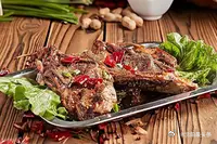 【沈阳第五届鸡架美食嘉年华来了！】9月13日，由中央广播电视总台中国交通广播、沈阳广播电视台携手天之传媒集团联合打造的沈阳第五届鸡架美食嘉年华正式开幕。沈阳市副市长刘克斌参加活动，并与市民和游客互动交流。五载深耕，这场以鸡架为名的城市嘉年华已从首届斩获全国广播超级碗最佳融媒体活动大奖，到线下客流超60万人次、全网曝光突破7亿次。以美食鸡架为小切口，书写城市发展大叙事，成功打造出独具特色的城市文旅IP，成为媒体赋能文旅、激活夜间消费的生动实践。沈阳最头条沈阳